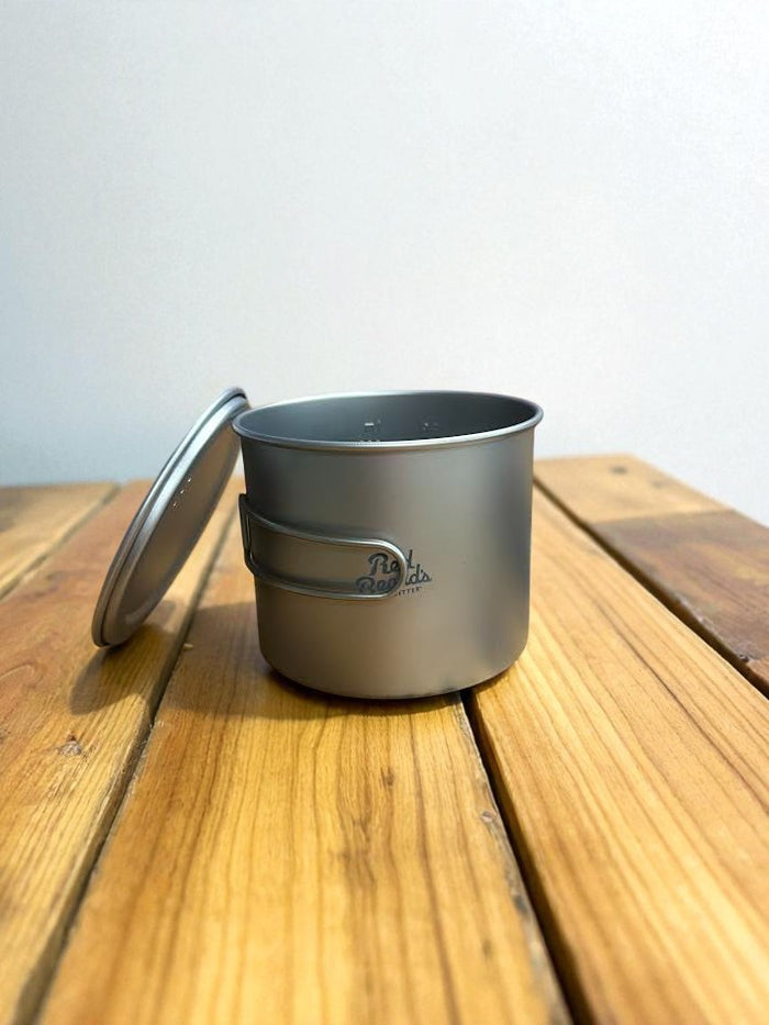 Red Beard’s Outfitter 1.1 L titanium pot with folding handle and removable lid